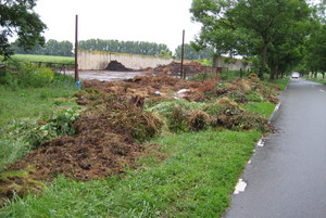 So stellte sich die Lage vor dem Silo am Donnerstag, dem 28. Mai 2009, dar. Inzwischen sind die Abfälle beseitigt.