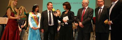 Auf der Antenne-Brandenburg-Bühne wurde der "Staffelstab" des Havelländer Erntefestes von Rhinow an Stölln weitergegeben. V.li.n.re.: Erntekönigin Ina-Marie Böhlke, Ketziner Fischerkönigin Fanni Eichmann, Ketzins Bürgermeister Bernd Lück, Antenne Brandenburg-Moderatorin Martina Ringel, Landrat Dr. Burkhard Schröder, Rhinows Amtsdirektor Gerd Jendretzky und Moderator Carsten Gohlke.