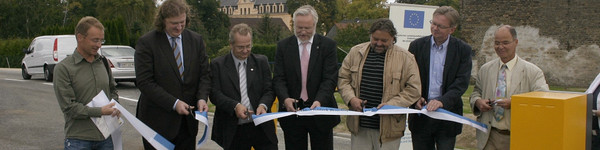 Mit dem symbolischen Durchschneiden des Bandes <br /> wurde der Parkplatz in Ribbeck eröffnet.