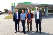 Landrat Roger Lewandowski besichtigte die umgerüstete Tankstelle mit dem Rhinower Bürgermeister Stefan Schneider, Andreas Karle, Niederlassungsleiter der BARO Lagerhaus GmbH in Rhinow, und Jens Aasmann, Amtsdirektor von Rhinow.