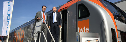 Landrat und Martin Wischner, Vorstand der hvle, vor der neuesten Generation der Eurodual-Lokomotive des Schienenfahrzeugherstellers Stadler. Die hvle hat 2017 10 dieser Lokomotiven für den Gütertransportverkehr erworben, ©Landkreis Havelland