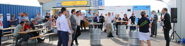 In einer sommerlichen Zusammenkunft tauschten sich die Engagierten des Innovationsbündnisses im Betriebshafen von Colossus Logistics in Wustermark aus.