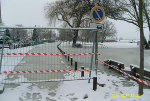 Die Uferpromenade in Semlin wurde bereits wegen der hohen Wasserstände gesperrt.