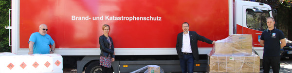 Foto: v.l. Uwe Schulze (LK HVL), Heidi Trojahn und Matthias Leonhardi von den Gemeinschaftswerken sowie Christoph Bajohr (LK HVL) bei der Übergabe von Schutzausrüstung in Nauen ©Landkreis Havelland