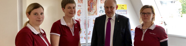 Übergabe eines Zuwendungsbescheides an Frau Dr. Jacobi „Rheumapraxis an der Havel“