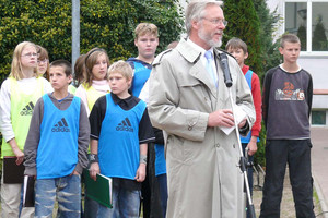 Landrat Dr. Burkhard Schröder und Mitglieder des Schulchores der Regenbogenschule