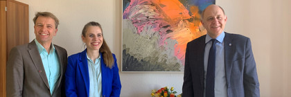 Klick öffnet Bildbetrachter; drei Personen vor einem modernen Gemälde