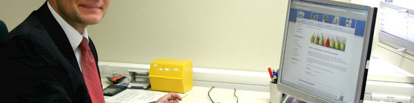 Dezernent Andreas Ernst arbeitet zum ersten Mal an der neuen Internetseite der Volkshochschule Havelland.