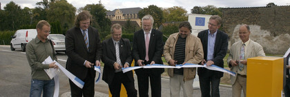 Mit dem symbolischen Durchschneiden des Bandes <br /> wurde der Parkplatz in Ribbeck eröffnet.