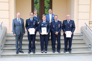 Die ausgezeichneten Feuerwehrleute stehen mit dem Landrat und zwei weiteren Personen auf einer Treppe.