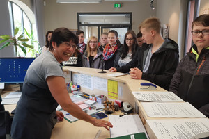 Das Bürgerservicebüro ist für viele Bürgerinnen und Bürger meist die erste Anlaufstelle in der Kreisverwaltung. Marina Berlitz vom Bürgerservicebüro am Standort Rathenow informierte die Schüler über das umfangreiche Beratungsangebot von A wie Angeln bis W wie Wohngeld, © Landkreis Havelland.