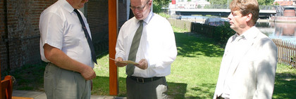 Andreas Ernst (Mitte) überreicht im Beisein des stellvertretenden Bürgermeister der Stadt Rathenow Hans-Jürgen Lemle (re.) den Förderbescheid an Klaus Sommerfeld, Vorsitzender des Rathenower Ruder Club Wiking.