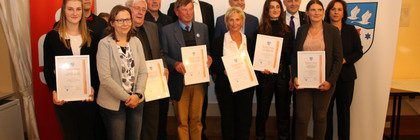 Die Gewinner des Wirtschaftsförderpreises 2019 posieren im Schloss Ribbeck für ein gemeinsames Foto.