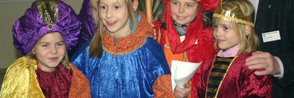 Landrat Dr. Burkhard Schröder mit den <br /> Sternsingern aus Steckelsdorf.