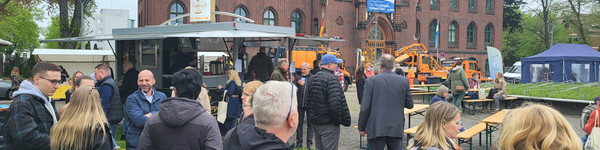 Blick auf das Kreishaus, im VOrdergrund stehen Besucher des Tages der offenen Verwaltung - Klick öffnet Bildbetrachter