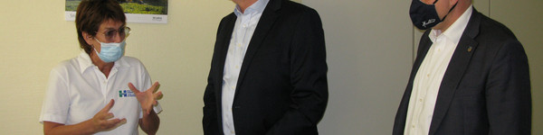 Eine klinik-Mitarbeiterin unterhält sich mit Dietmar Woidke und Roger Lewandowski.