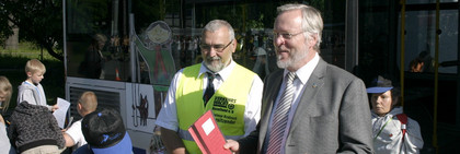 Landrat Dr. Burkhard Schröder (re.) übergab während des Verkehrssicherheitstages Bewilligungsbescheide aus dem 100-Stellen-Programm des Landkreises an Dietmar Kratzsch, Vorsitzender der Verkehrswacht Havelland.