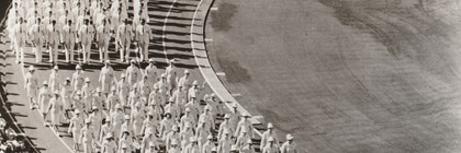 Die deutsche Olympiamannschaft geht auf der Laufbahn des Olympiastadions.