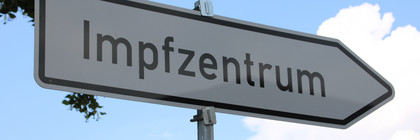 Ein Verkehrsschild mit der Aufschrift "Impfzentrum"