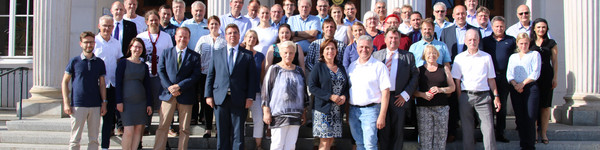 Die Mitglieder des neuen Kreistages bei einem gemeinsamen Gruppenfoto vor dem Rathenower Kulturzentrum.