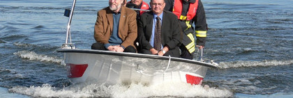 Landrat Schröder, Amtsdirektor Jendretzky und Brandmeister Mirschel (h.) testen das neue SwissCat 24