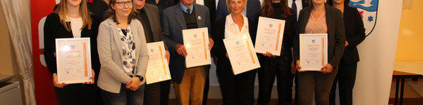 Die Gewinner des Wirtschaftsförderpreises 2019 posieren im Schloss Ribbeck für ein gemeinsames Foto.