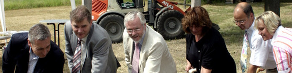 Kreistagsabgeordneter Halvor Adrian, Bürgermeister Holger Schreiber, Landrat Dr. Burkhard Schröder, Hannelore Watzke vom Landesbetrieb für Straßenwesen, Kreisbaubeigeordneter Jürgen Goulbier und die Kreistagsabgeordnete Manuela Vollbrecht (v.li.n.re.) vollzogen den ersten Spatenstich für den Radwegebau in Priort.