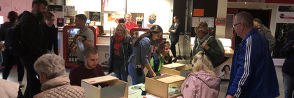 Klick öffnet Bildbetrachter ; mehrere Menschen sitzen an einem Tisch