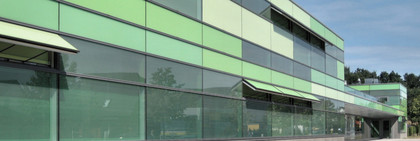 Das Bild zeigt die Front des Marie-Curie-Gymnasiums in Dallgow-Döberitz.