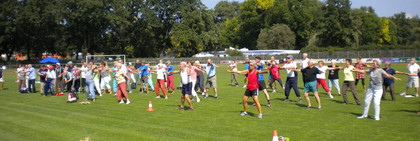 Die Teilnehmer beim ersten Seniorensportfest 2011 in Rathenow bei der Erwärmung (Foto: Kreissportbund).