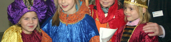 Landrat Dr. Burkhard Schröder mit den <br /> Sternsingern aus Steckelsdorf.