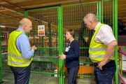 Standortleiterin Katrin Stiemer zeigt Landrat Roger Lewandowski (l.) und Bürgermeister Holger Schreiber das DM-Verteilzentrum © Landkreis Havelland