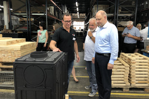 Landrat Roger Lewandowski (rechts) im Gespräch mit Rowa-Betriebsleiter Dirk Konchak (links) und Rathenows Bürgermeister Ronald Seeger.