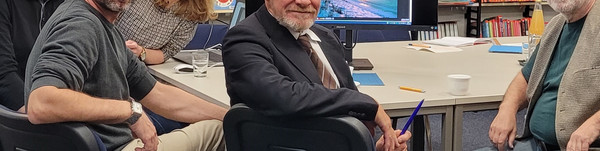 Klick öffnet Bildbetrachter; fünf Personen vor einem Bildschirm