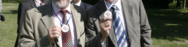 Für ihr sportliches Engagement (beim Tauziehen) erhielten Landrat Dr. Burkhard Schröder und Minister Holger Rupprecht die gleichen Medaillen wie die kleinen Sportler bei der Vorschul-Olympiade