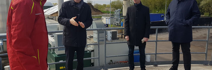 v.l. Projektleiter Thomas Borchers, Landrat Roger Lewandowski, Arnd von Moers, Projektleiter bei der Gasag, Nils Boenigk von der EMB Energie Mark Brandenburg GmbH, © Landkreis Havelland