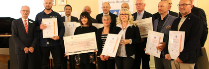 Landrat Roger Lewandowski und die Preisträger des Wirtschaftsförderpreises 2018.