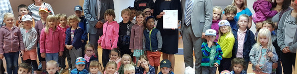 Jugendministerin Britta Ernst und Landrat Roger Lewandowski mit den Kindern der Katholischen Kita in Rathenow