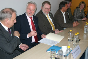 Gemeinsam mit den Bürgermeistern unterzeichnete Landrat Dr. Burkhard Schröder die Absichtserklärung zur Bildung einer Kommunalen Arbeitsgemeinschaft.