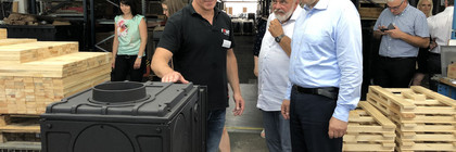 Landrat Roger Lewandowski (rechts) im Gespräch mit Rowa-Betriebsleiter Dirk Konchak (links) und Rathenows Bürgermeister Ronald Seeger.