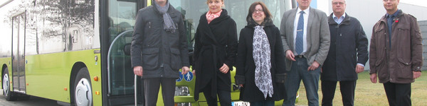v.l.: Senol Tsakintsi, Key Account Manager ÖPNV der MAN Truck & Bus Deutschland GmbH, vom Landkreis Havelland die Klimaschutzbeauftragte Johanna Hornig und die Leiterin des Umweltamtes, Christine Fliegner, das Mitglied des Aufsichtsrates der Havelbus Verkehrsgesellschaft, Udo Appenzeller, der amtierende Geschäftsführer der Havelbus Verkehrsgesellschaft, Hans-Peter Kumrow, Leiter Technik der Havelbus Verkehrsgesellschaft mbH