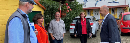 Foto: Mit Amtsdirektor Jens Aasmann (links) besuchte Landrat Roger Lewandowski (rechts) unter anderem die Kreativoase in Gülpe. © Landkreis Havelland