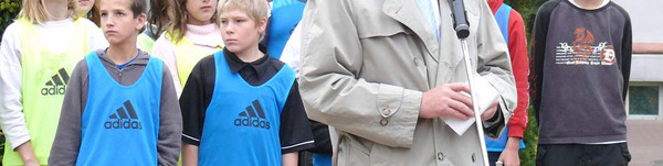 Landrat Dr. Burkhard Schröder und Mitglieder des Schulchores der Regenbogenschule