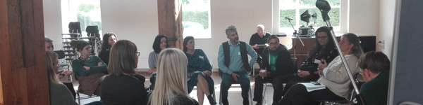 Klick öffnet Bildbetrachter; eine Gruppe von Erwachsenen tauscht sich aus