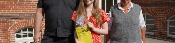 Lehrer Ronny Besançon, Schülerin Lotte Pelzer und Amtsärztin Anna Müller stehen nebeneinander vor dem Gesundheitsamt in Rathenow - Klick öffnet den Bildbetrachter