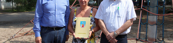 Landrat Roger Lewandowski (links) bei der Übergabe des Fördermittelbescheides mit Schulleiterin Claudia Allum und Falkensees Bürgermeister Heiko Müller. 