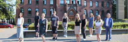 Die neuen Azubis und Studierenden stehen mit Elke Nermerich und Susanne Klaus auf dem Platz der Freiheit. Im Hintergrund ist das Kreishaus zu sehen.