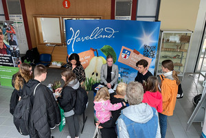 Klick öffnet Nachricht, an zwei Informationstischen stehen zahlreiche junge Menschen