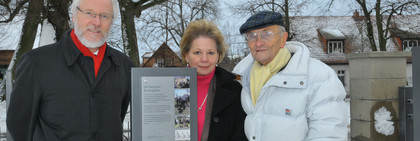 Landrat Dr. Burkhard Schröder mit Ingrid Bargel und Werner Bader bei der Einweihung der Stele (v.l.)