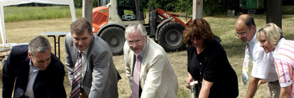 Kreistagsabgeordneter Halvor Adrian, Bürgermeister Holger Schreiber, Landrat Dr. Burkhard Schröder, Hannelore Watzke vom Landesbetrieb für Straßenwesen, Kreisbaubeigeordneter Jürgen Goulbier und die Kreistagsabgeordnete Manuela Vollbrecht (v.li.n.re.) vollzogen den ersten Spatenstich für den Radwegebau in Priort.